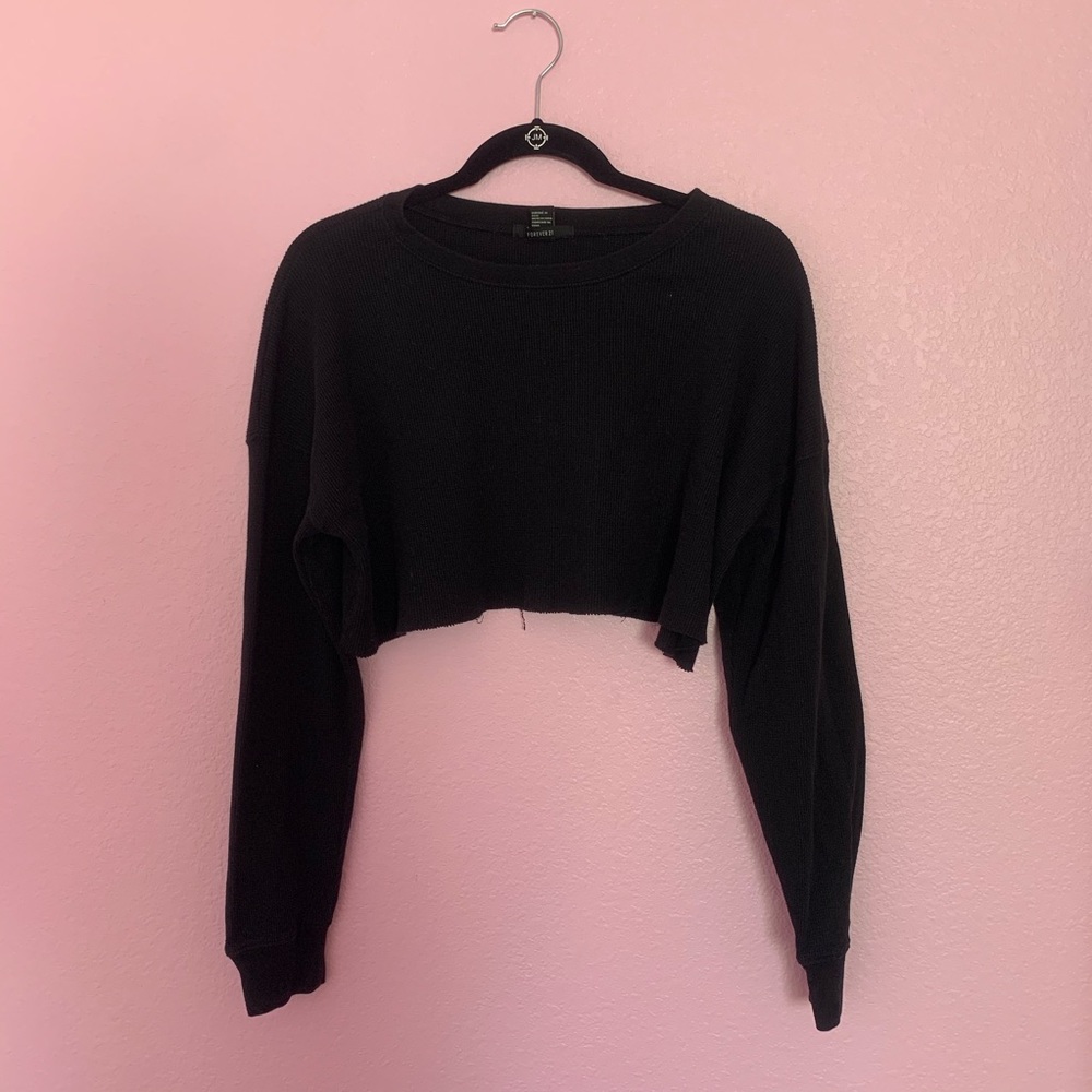 black long sleeve crop top